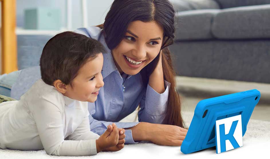 Een kind en een volwassene liggen samen op de vloer en kijken naar een blauwe Kurio kindertablet met standaard. Merk: Kurio.
