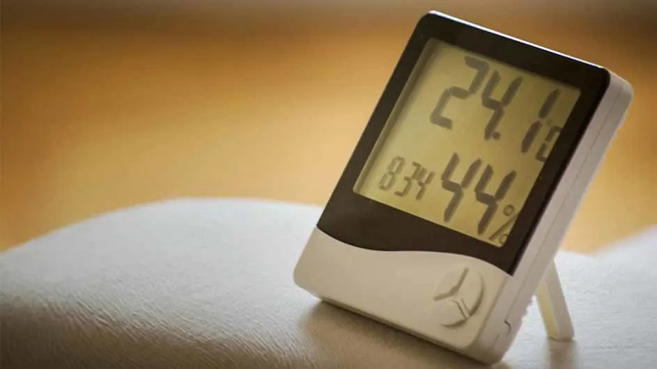 Digitale thermometer met een LCD-scherm, toont 24.1 graden en 44% luchtvochtigheid, staat op een witte ondergrond.
