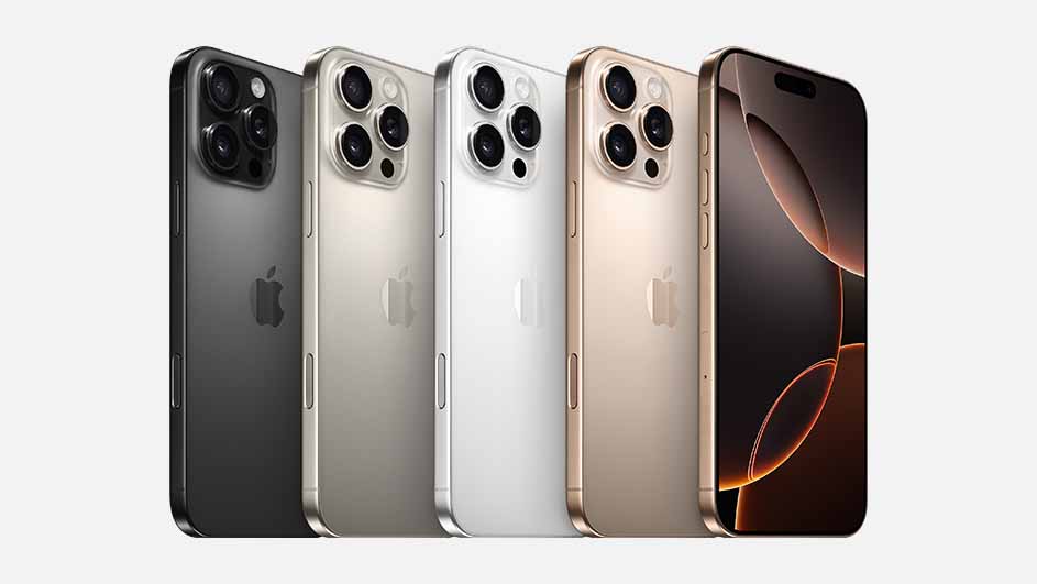Vijf iPhones staan naast elkaar in zwart, zilver, wit en goud, met zichtbare cameralenzen en het Apple-logo.