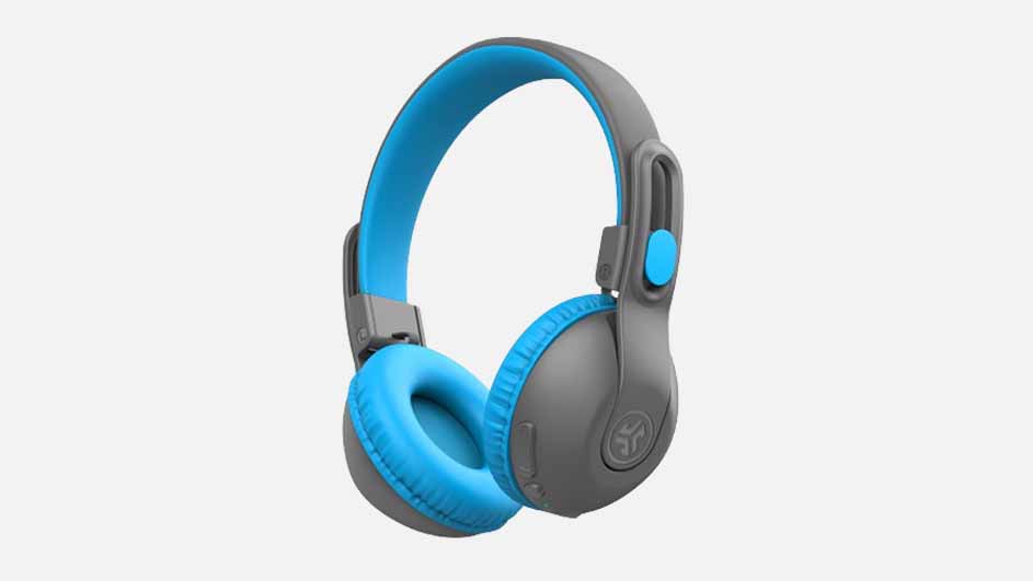 Blauw-grijze hoofdtelefoon met oorkussens, hoofdband en ronde knop, tegen een effen witte achtergrond.