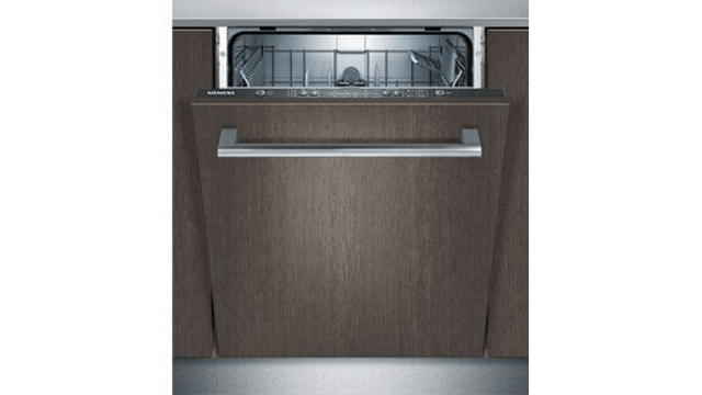 Een vaatwasser met een houten deur en een zilveren handgreep, gedeeltelijk geopend om het interieur te tonen.