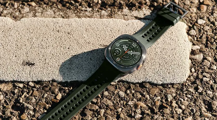 Galaxy Watch Ultra2 met groene band ligt op een steen buiten.