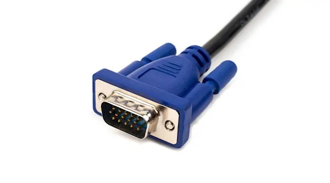 Een blauwe VGA-kabel met een zwarte kabel ligt op een witte achtergrond. De connector heeft 15 pinnen.