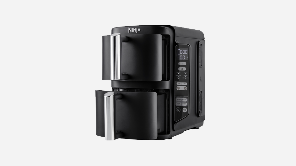 Een zwarte Ninja airfryer met twee lades en digitale displays op een witte achtergrond.