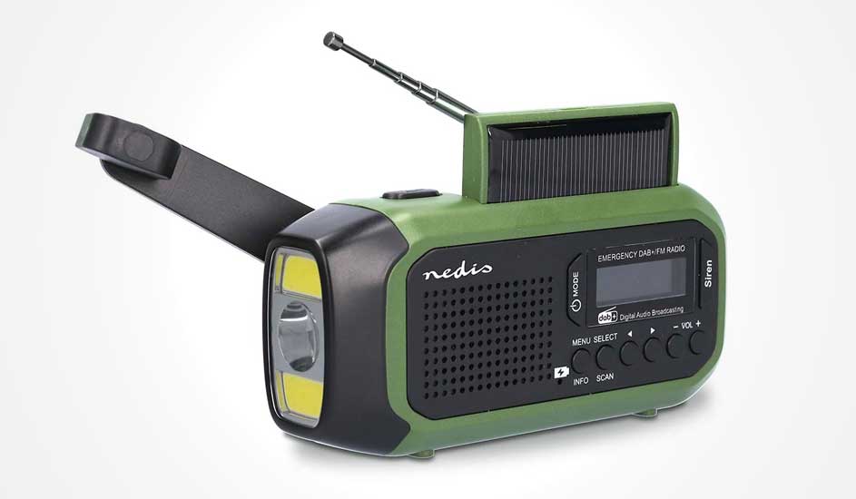Groene noodradio van Nedis met DAB/FM-display, ingebouwde zaklamp, zonnepaneel bovenop, handdynamo en bedieningsknoppen aan de voorkant.