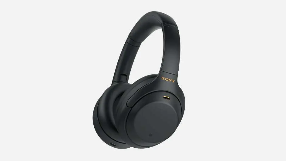 Een zwarte Sony draadloze hoofdtelefoon tegen een witte achtergrond.