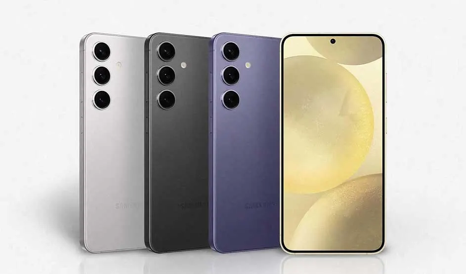 Drie Samsung smartphones in zilver, zwart en paars met elk drie camera’s, naast een Samsung die het scherm toont.