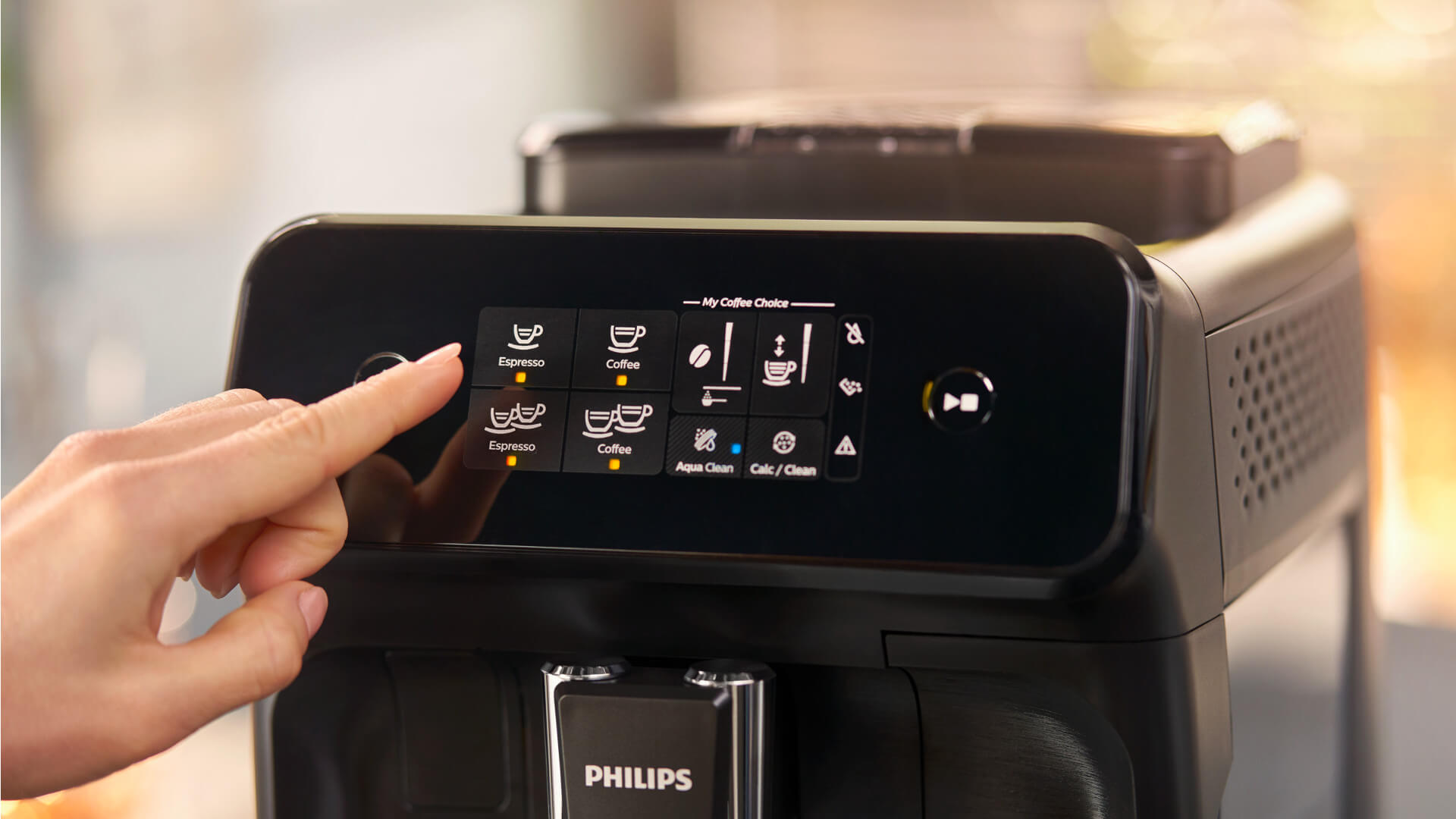 Een hand selecteert een espresso-optie op een zwart Philips koffiezetapparaat met een digitaal scherm met koffie- en reinigingskeuzes.