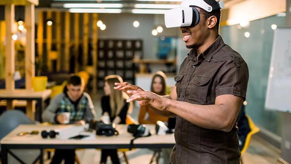 Een man met een VR-bril staat voor een tafel met mensen in een kantooromgeving.