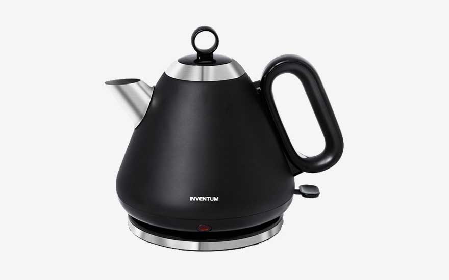 Zwarte Inventum-waterkoker met kegelvormig ontwerp, metalen tuit en brede handgreep staat op ronde voet tegen een lichte achtergrond.