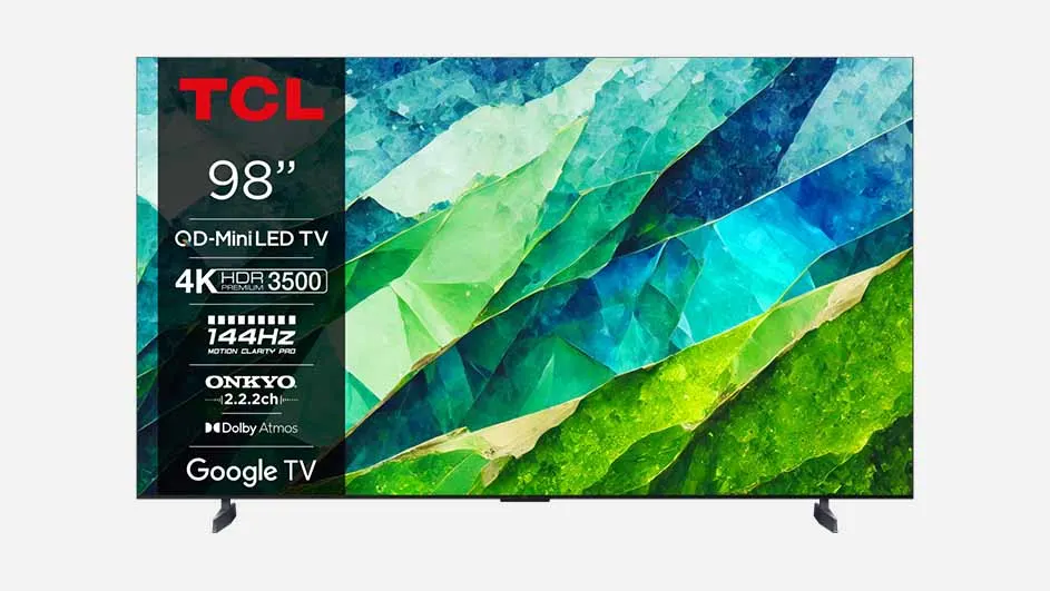 Een 98-inch TCL QD-Mini LED TV staat op een witte achtergrond, ondersteund door twee poten. Het scherm toont een abstract blauw en groen landschap.