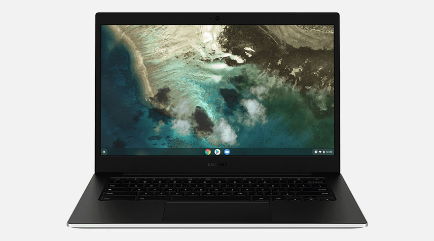 Een opengeklapte zwarte laptop staat op een witte achtergrond. Het scherm toont een abstracte blauw-groene afbeelding.