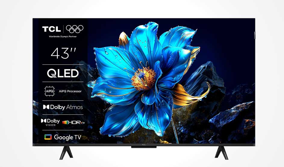 Een TCL-televisie toont een grote blauwe bloem, met links productspecificaties zoals 43 inch, QLED en Google TV.