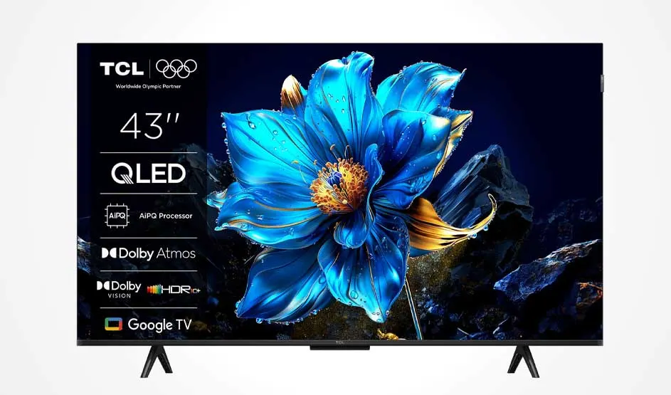 Een TCL-televisie toont een grote blauwe bloem, met links productspecificaties zoals 43 inch, QLED en Google TV.