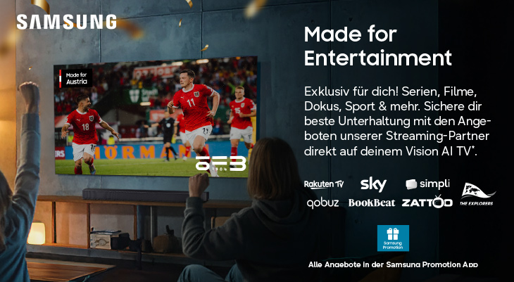 Made for Entertainment“ – Wohnzimmer mit Wand‑TV (Vision AI TV) zeigt ein Fußballspiel, zwei Zuschauer jubeln. Badge „Made for Austria“. Partnerlogos: Rakuten TV, Sky, simpli, The Explorers, Qobuz, BookBeat, Zattoo. Hinweis: „Alle Angebote in der Samsung Promotion App“.