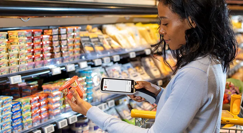 Zebra Scanner im Einzelhandel beim Scannen eines Produkts