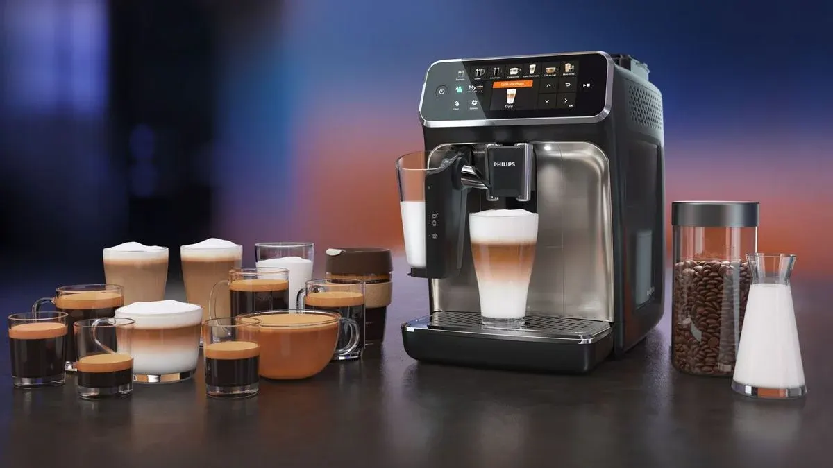 Philips LatteGo Kaffeevollautomat umgeben von Kaffeegetraenken