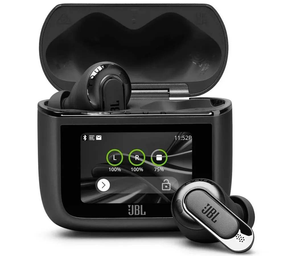 Schwarze JBL In-Ear-Kopfhörer mit einem Ladecase, das ein integriertes Display besitzt. Ein Kopfhörer steckt im geöffneten Case, der andere liegt davor.