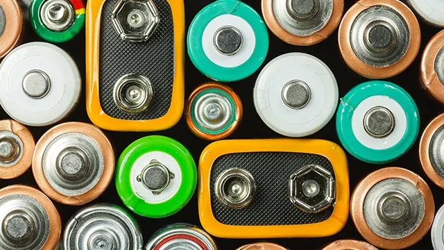 Eine bunte Sammlung an Batterien, gezeigt von oben mit den Batteriepolen