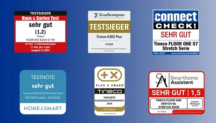 Fünf Staubsauger, die auf weißen Podesten stehen. Im Hintergrund befindet sich ein hellblauer Hintergrund.