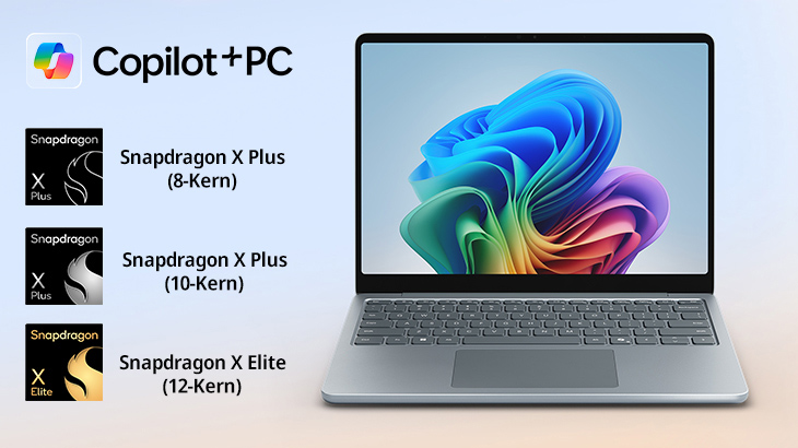 Ein silberner Laptop mit einem farbenfrohen, abstrakten Bild auf dem Bildschirm vor hellem Hintergrund. Links Text und Logos.