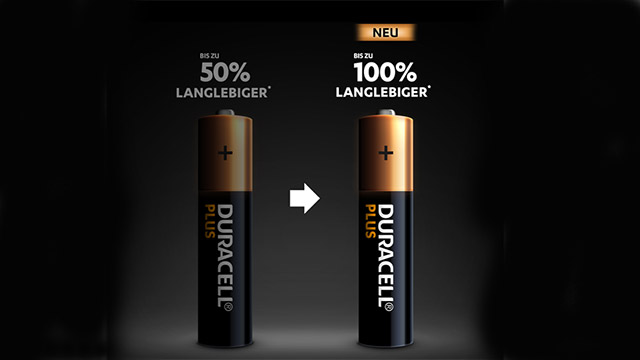 Zwei Duracell Plus Batterien, eine ältere und eine neuere, getrennt durch einen weißen Pfeil auf schwarzem Hintergrund.