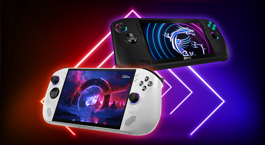 Zwei Handheld-Gaming-Geräte, eins schwarz mit einem Drachenbildschirm, das andere weiß mit einem Spielbildschirm, vor einem roten und blauen Hintergrund.