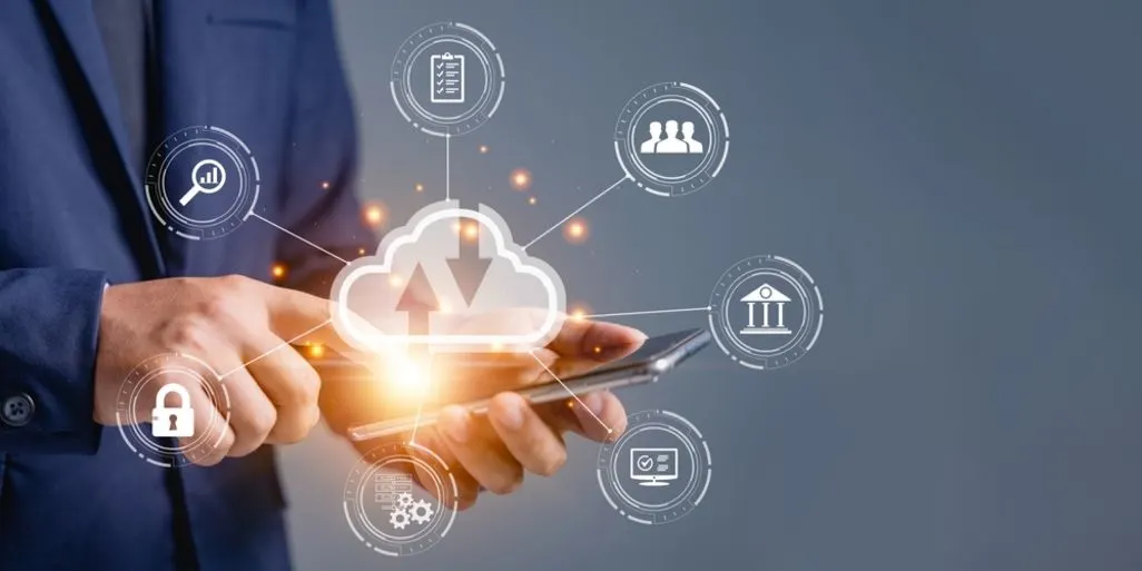 Person bedient ein Smartphone mit digitalen Cloud-Symbolen und Netzwerkgrafiken.
