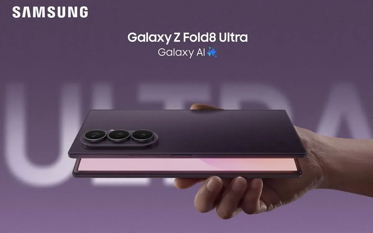 Samsung Galaxy Z Fold8 Ultra Falthandy in Dunkelviolett, von einer Hand gehalten – Rückansicht mit Triple-Kamera und geöffnetem rosafarbenem Innendisplay, violetter Hintergrund mit ULTRA-Schriftzug.