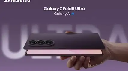 Samsung Galaxy Z Fold8 Ultra Falthandy in Dunkelviolett, von einer Hand gehalten – Rückansicht mit Triple-Kamera und geöffnetem rosafarbenem Innendisplay, violetter Hintergrund mit ULTRA-Schriftzug.