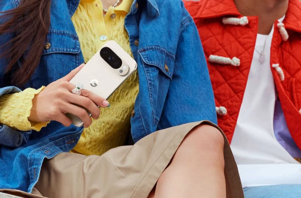 Frau mit Google Pixel 10 Pro