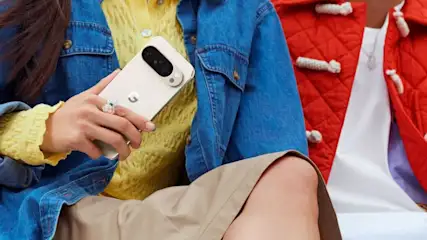 Frau mit Google Pixel 10 Pro