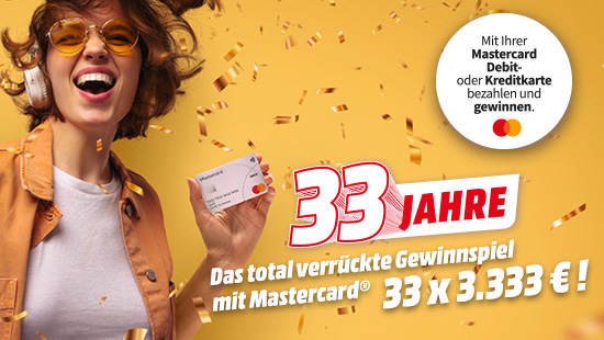 Frau mit Kopfhörern hält Mastercard vor gelbem Hintergrund mit Konfetti und Gewinnspielwerbung.