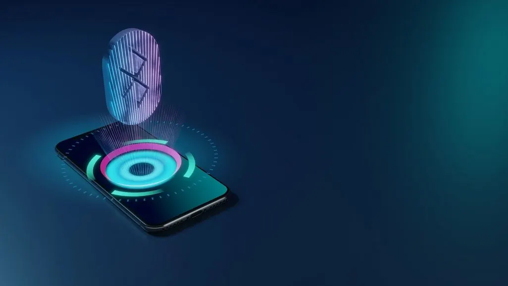 Hologramm eines Bluetooth Symbols schwebt über einem Smartphone.