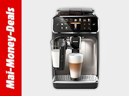 Kaffeevollautomat mit Milchsystem und einem Kaffeeglas, schwarz und silber