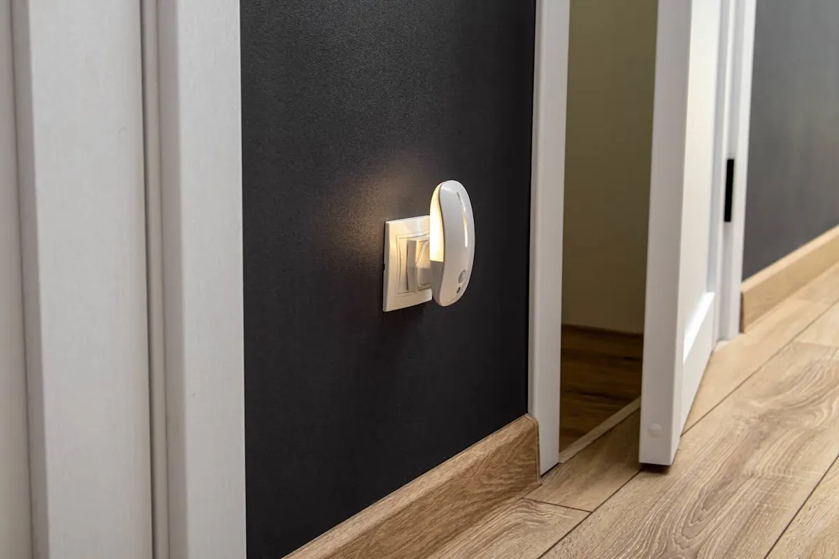 Eine Lampe mit Bewegungsmelder leuchtet an der Wand eines Flurs.