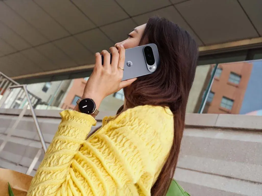 Bild von einer Frau, die mit dem Google Pixel 10 telefoniert