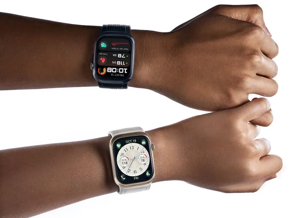 Zwei Hände mit unterschiedlich getragenen Smartwatches vor weißem Hintergrund