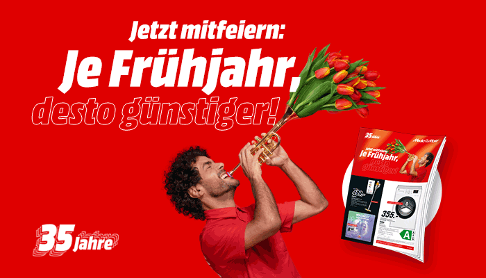 Roter Hintergrund mit Text "Je Frühjahr, desto günstiger!". Eine Trompete hält einen Tulpenstrauß. Katalog mit Haushaltsgeräten im Vordergrund.