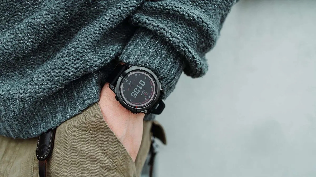 Garmin Fenix 7 am Handgelenk einer Person die ihre Hand in die Hosentasche steckt