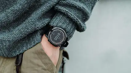 Garmin Fenix 7 am Handgelenk einer Person die ihre Hand in die Hosentasche steckt