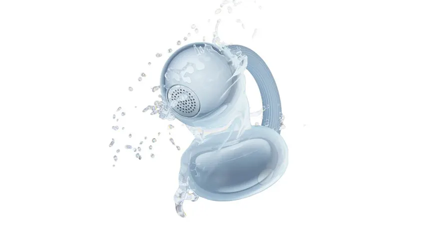Hellblauer In‑Ear-Kopfhörer, der von spritzendem Wasser umgeben ist – symbolisiert staub- und wasserresistente Bauweise.