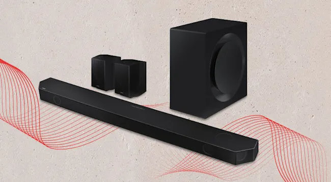 Eine schwarze Soundbar liegt vor zwei schwarzen Lautsprechern und einem Subwoofer auf einem beigen Hintergrund. Rote Wellenlinien.