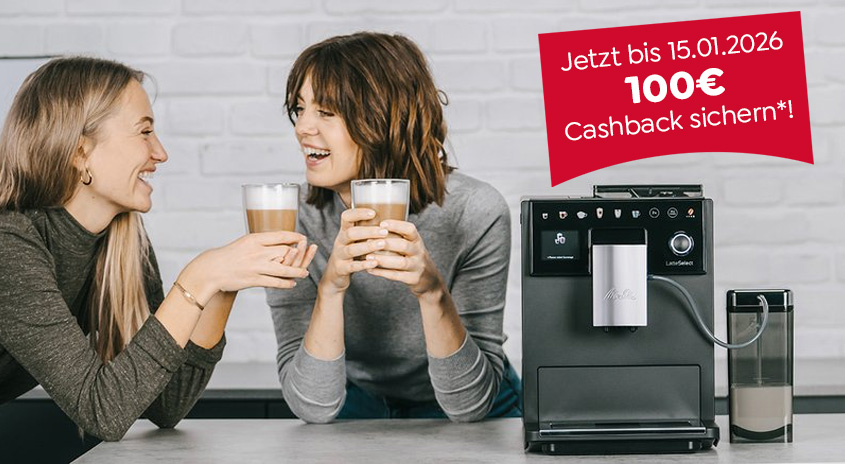 Zwei Frauen mit Latte Macchiato neben einem Kaffeevollautomaten. Rotes Schild: "100 € Cashback bis 15.01.2026".