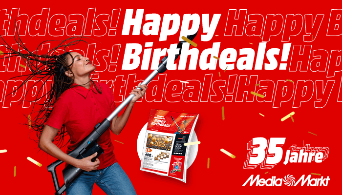 Roter Hintergrund mit Text "Happy Birthday" und "Birthdeals". Eine Person hält einen Staubsauger und eine Broschüre von MediaMarkt.