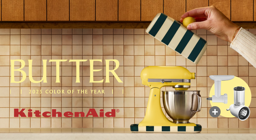 Eine Küchenszene mit gelbem KitchenAid-Mixer, Butterdose und Zubehör vor einem Kachelhintergrund mit der Aufschrift „Butter 2025 Color of the Year“.