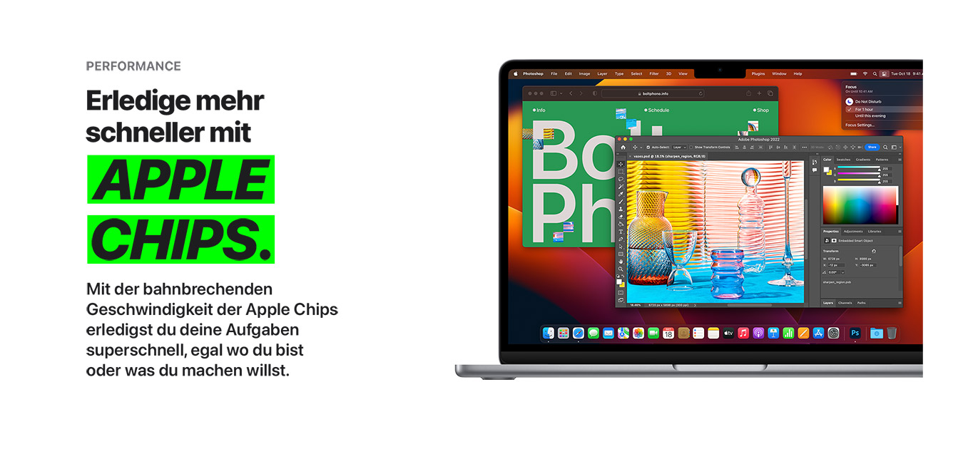 Ein silberner Laptop zeigt mehrere geöffnete Anwendungsfenster, darunter Adobe Photoshop, vor einem orangefarbenen Hintergrund. Text links.