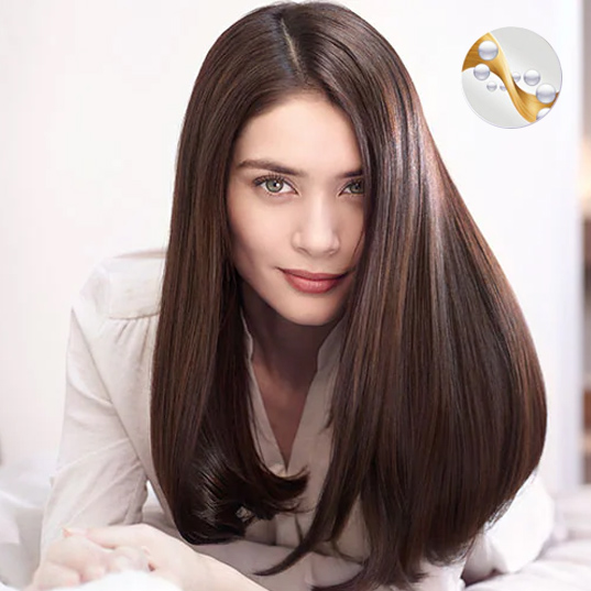 Frau mit glattem, braunem Haar und weißem Hemd vor hellem Hintergrund. Ein kreisförmiges Logo ist rechts oben zu sehen.