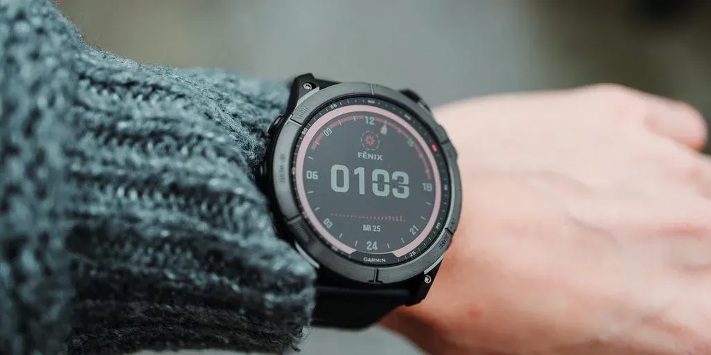 Garmin Fenix 7 am Handgelenk etwas über dem Pulloveraermel