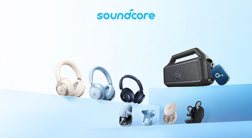 Auf hellblauem Grund sind Kopfhörer, Ohrhörer und ein Lautsprecher der Marke Soundcore in verschiedenen Farben zu sehen.